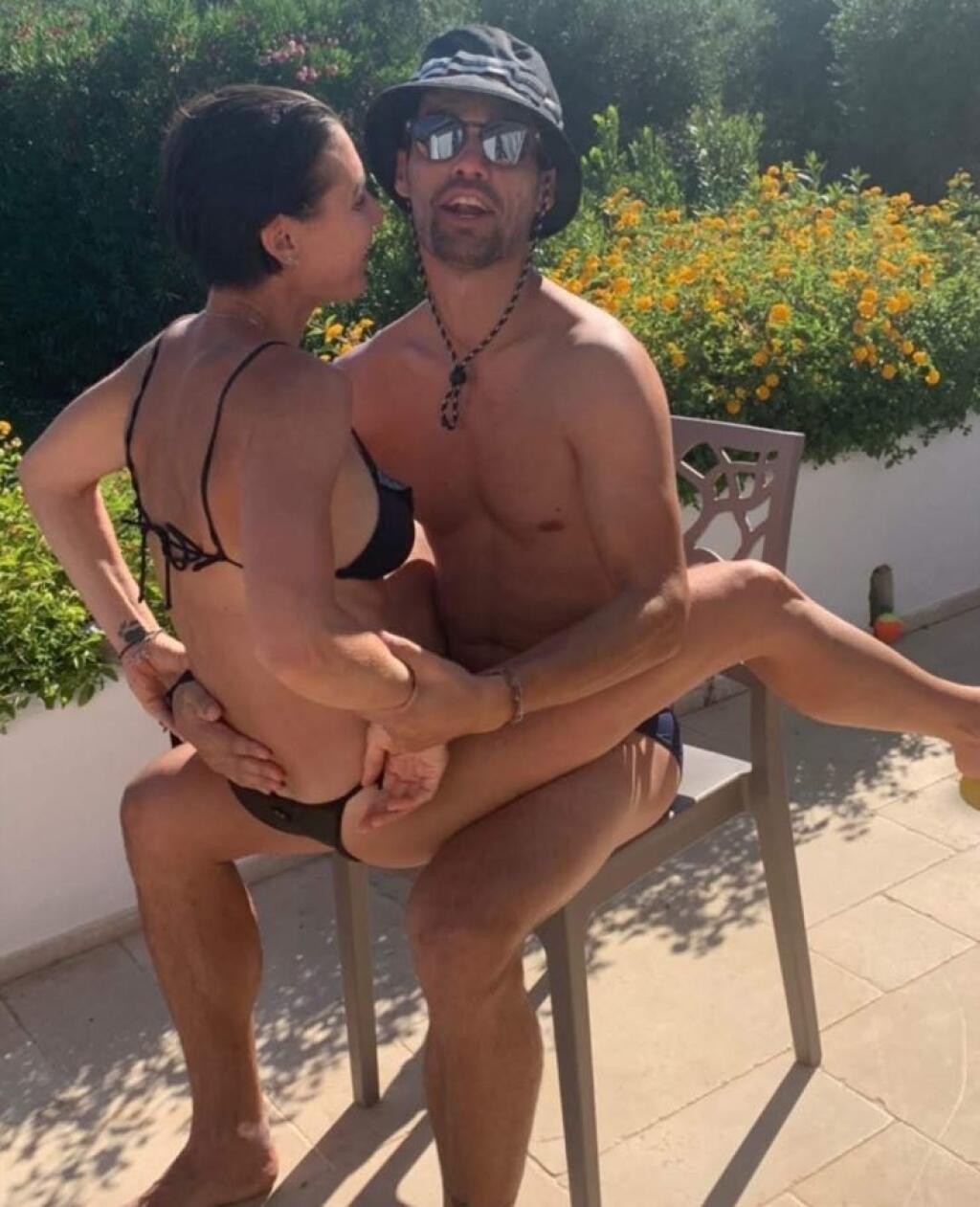 Hneď, ako na chvíľu zmizli deti Federica a Farah z dohľadu, osedlala si Flavia svojho žrebca a vzniklo z toho niekoľko veľmi pikantných fotiek.