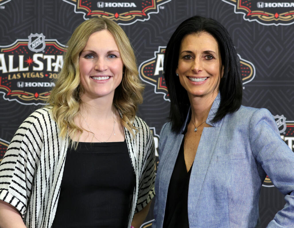 Manon Rheaume (vpravo) vyzerá aj v päťdesiatke stále výborne. Na fotografii je s ďalšou bývalou hokejistkou Jocelyne Lamoureux-Davidson, počas NHL All-Star Day 2022.