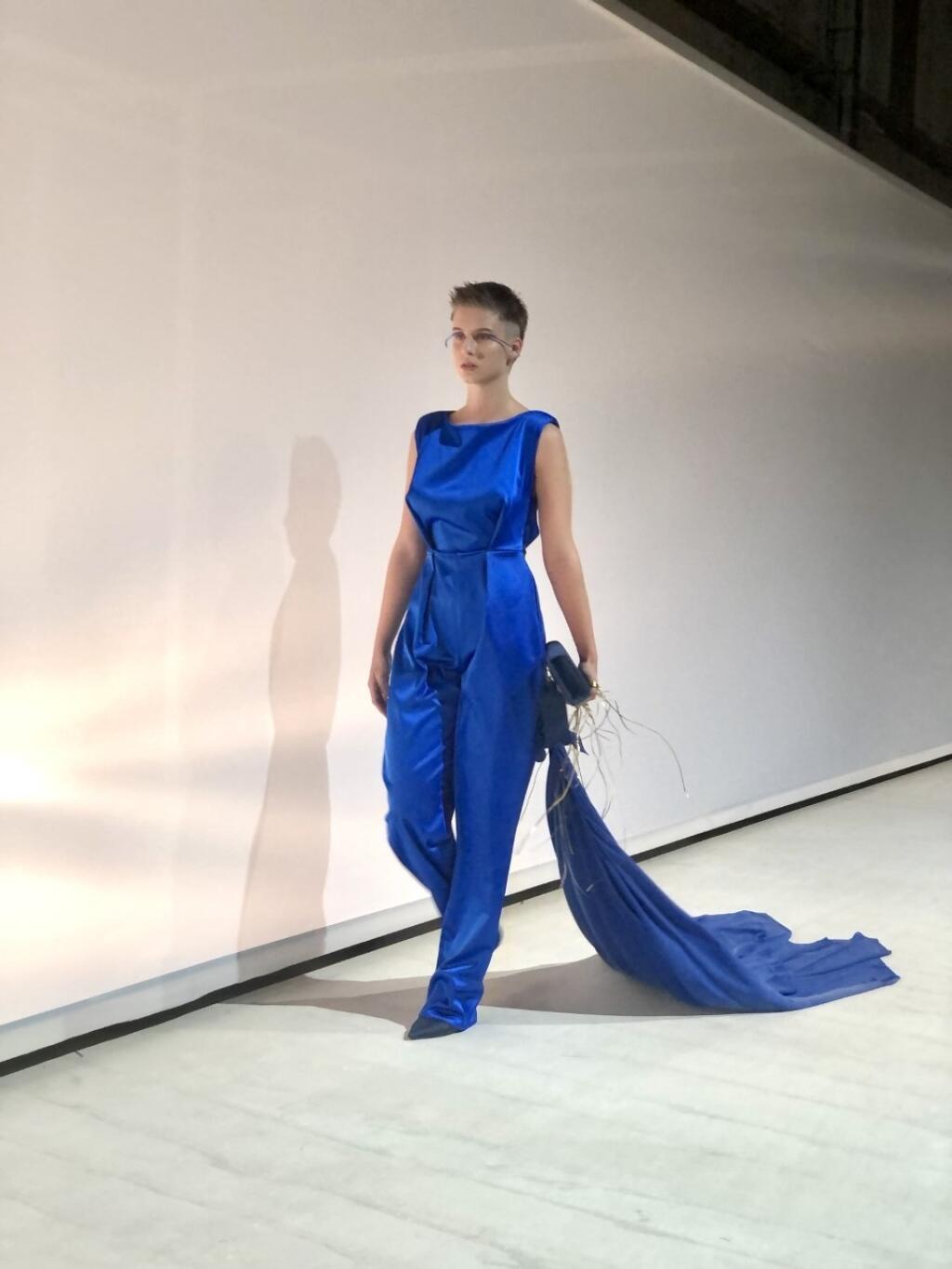 Dcéra prezidentky Emma Čaputová predvádza model Martina Hrču.