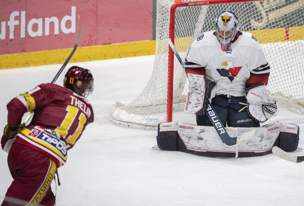 Na snímke vpravo brankár Samuel Hlavaj (Slovan) a vľavo Joakim Thelin (Trenčín) počas zápasu 20. kola hokejovej Tipos extraligy medzi HC Slovan Bratislava - HK Dukla Trenčín v Bratislave v piatok 25. novembra 2022. FOTO TASR - Martin Baumann