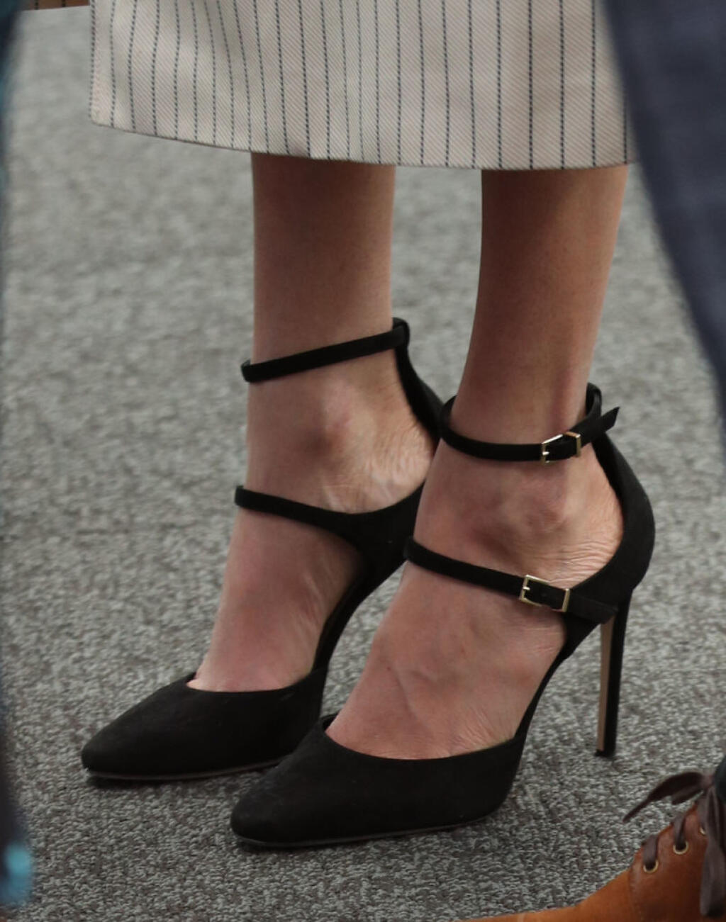 Prečo Meghan Markle nosí topánky o číslo väčšie? Chytrý stylingový trik celebrít vás dostane!
