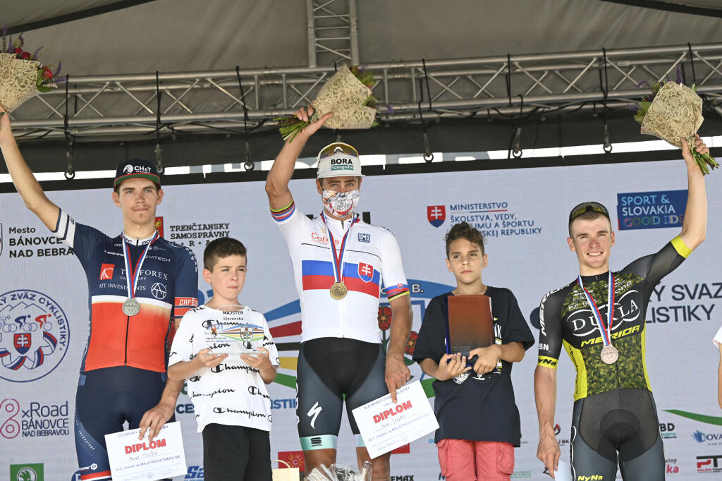 Na snímke zľava slovenskí reprezentanti, strieborný Matúš Štoček, zlatý Peter Sagan a bronzový Lukáš Kubiš na stupni pre víťazov na stupni víťazov po šampionáte v kategórii Elite na 227,50 km na spoločných majstrovstvách Slovenska a Českej republiky v cestnej cyklistike v nedeľu 20. júna 2021 v Bánovciach nad Bebravou.