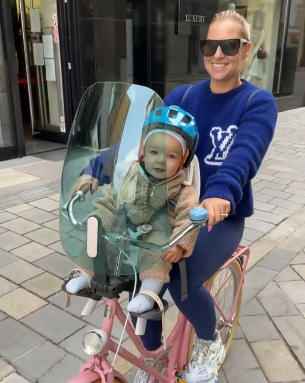 Domča často berie synčeka na výlety a svojim fanúšikom ukázala novučičký ružový bicykel s modrým štítom, ktorý chráni Jakubka.