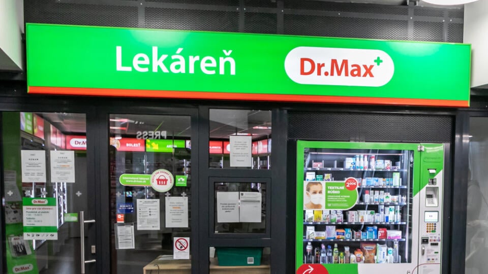 Na snímke lekáreň Dr. Max v podchode na Trnavskom mýte. Výdajný automat na lieky.