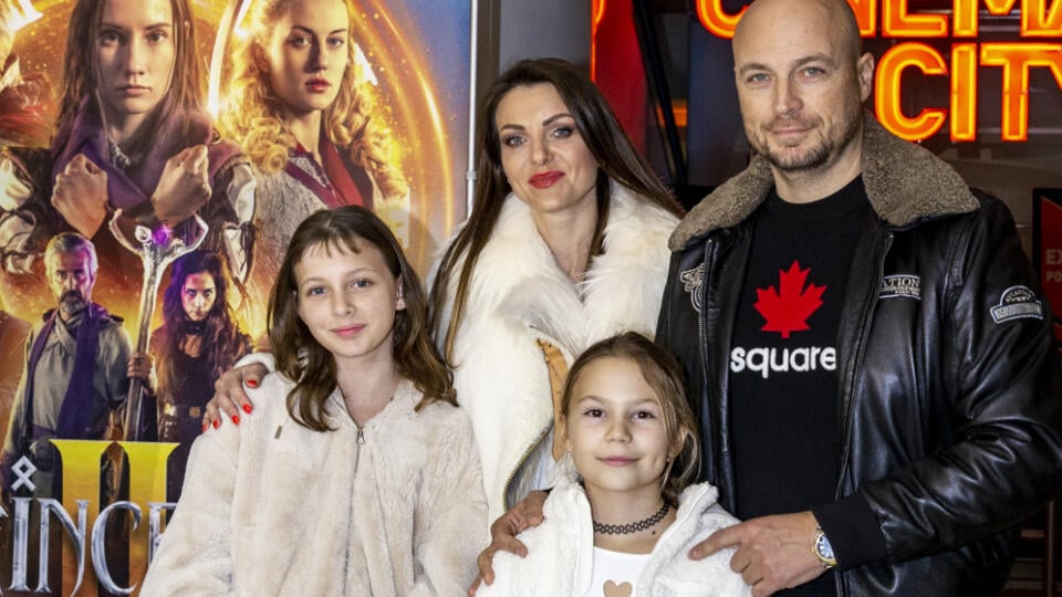 Martina Schindlerová s partnerom a deťmi na premiére fantasy rozprávky Princezná zakliata v čase.
