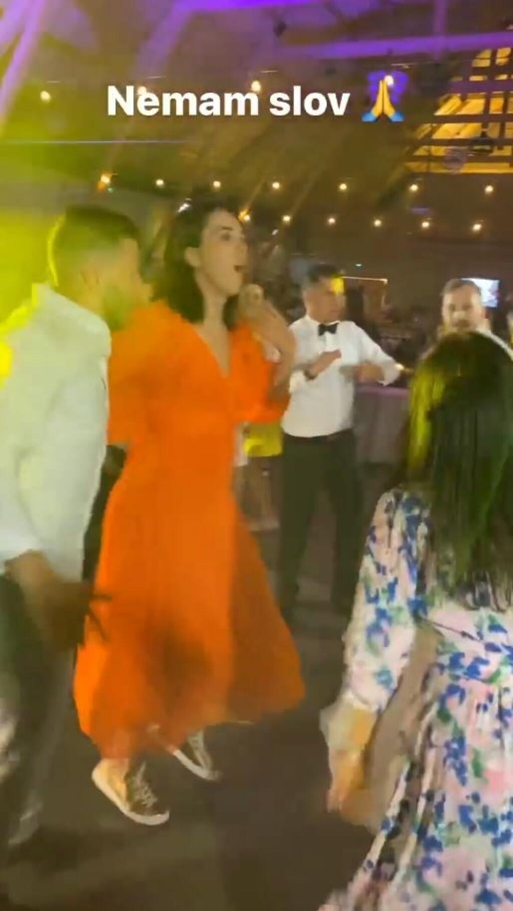 Na svadbe nechýbala ani Petra Vlhová, ktorú Klimčík trénuje. Lyžiarska hviezda sa dobre bavila, vyzvŕtal ju hokejista Sukeľ.