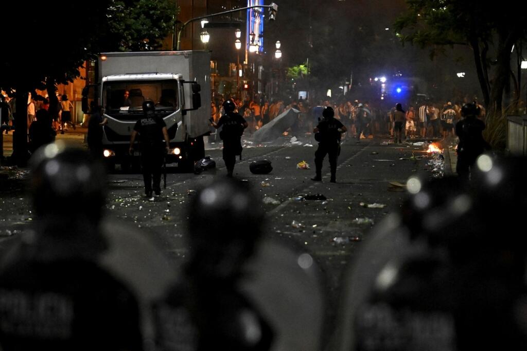 Viaceré zábery z nočných ulíc argentínskeho hlavného mesta vyzerajú, akoby nešlo o oslavu, ale demonštráciu, proti ktorej musela zasiahnuť polícia.