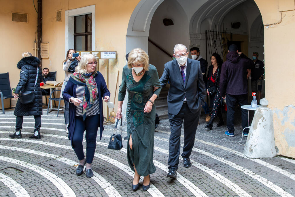 Na snímke Oľga Feldeková a Lubmír Feldek ako prichádzajú na svadbu svojej dcéry Kataríny Feldekovej.