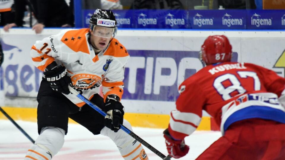 Na snímke zľava hráč HC Dukla Ingema Michalovce Ville Juhani Korhonen a hráč MHK 32 Liptovský Mikuláš Mário Kurali v zápase 9. kola Tipos Extraligy HK Dukla Ingema Michalovce - MHK 32 Liptovský Mikuláš 30. októbra 2020 v Michalovciach. FOTO TASR – Roman Hanc