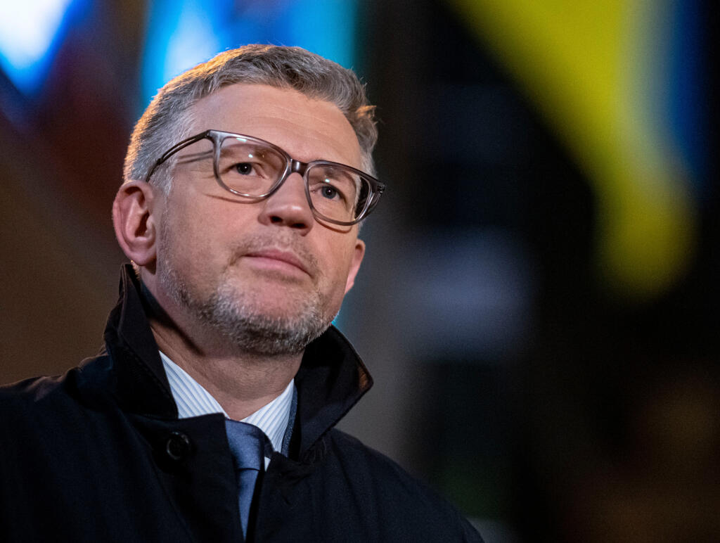 PK 10 archív Berlín - Na archívnej snímke z 1. marca 2022 ukrajinský veľvyslanec v Nemecku Andrij Meľnyk stojí pri kamióne s dodávkami zásob pre Ukrajinu v Berlíne. Meľnyk považuje sprostredkovateľské úsilie bývalého nemeckého kancelára Gerharda Schrödera medzi Kyjevom a Moskvou za zlyhanie. V nedeľu 13. marca Schröder osobne informoval nemenovaného ukrajinského predstaviteľa o stave rokovaní v Moskve, uviedol Meľnyk. FOTO TASR/DPA

ARCHIV - 01.03.2022, Berlin: Andrij Melnyk, Botschafter der Ukr