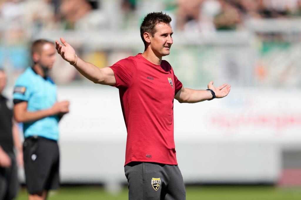 Miroslav Klose (Nemecko, 5 gólov na MS 2006) - Je to historicky najlepší strelec MS, dokopy strelil na svetových šampionátoch šestnásť gólov. Vyučený tesár išiel na ihrisku príkladom nielen výkonmi a gólmi, ale aj správaním. Počas kariéry obdržal niekoľko cien fair play. Po aktívnej kariére sa vrhol na trénovanie. Dnes vedie rakúsky prvoligový Altach.