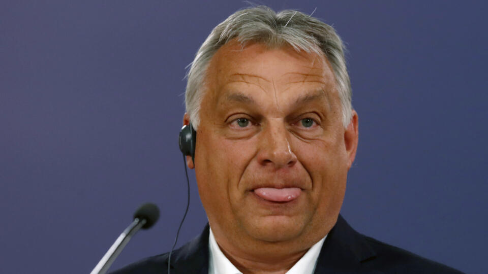 EBE 24 Belehrad - Na snímke maďarský premiér Viktor Orbán počúva otázku počas tlačovej konferencie po stretnutí so srbským prezidentom Aleksandarom Vučičom v Belehrade 15. mája 2020. FOTO TASR/AP
Hungarian Prime Minister Viktor Orban listens to a question during a press conference after a meeting with Serbian President Aleksandar Vucic in Belgrade, Serbia, Friday, May 15, 2020. Orban is on a one-day official visit to Serbia. (AP Photo/Darko Vojinovic)