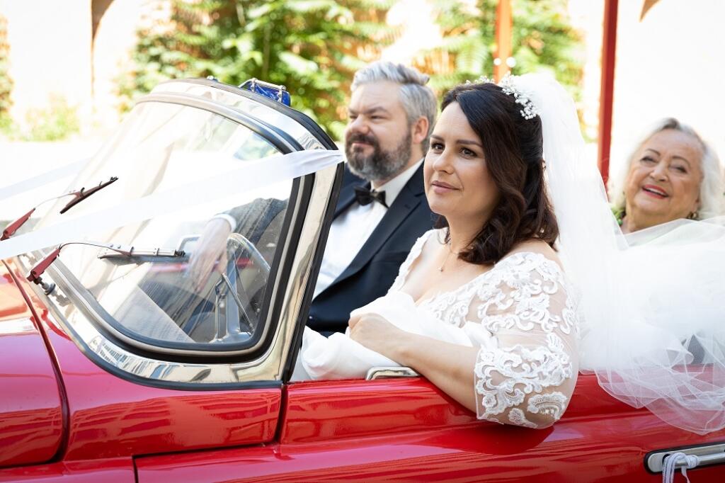 Petra ako nevesta, ktorá sa vydáva za profesora, ktorého hrá Samo Trnka.