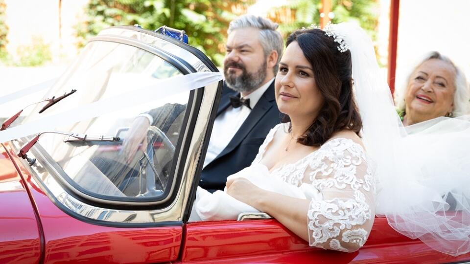 Petra ako nevesta, ktorá sa vydáva za profesora, ktorého hrá Samo Trnka.