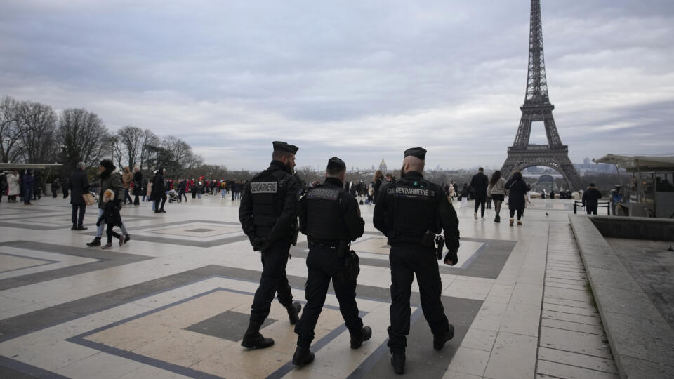 KK9 Paríž - Policajti  hliadkujú neďaleko Eiffelovej veže v Paríži v nedeľu 3. decembra 2023. Matka páchateľa, ktorý v sobotu pri Eiffelovej veži na smrť dobodal turistu, už v októbri tohto roka nahlásila úradom, že má obavy zo správania svojho syna - známeho islamského radikála, ktorý bol v minulosti väznený za plánovanie útoku. Útok sa odohral v sobotu približne o 21.00 h. Muž útočil na okoloidúcich nožom a kladivom, vyčíňanie neprežil 23-ročný nemecko-filipínsky občan. Jeho manželku zachránil