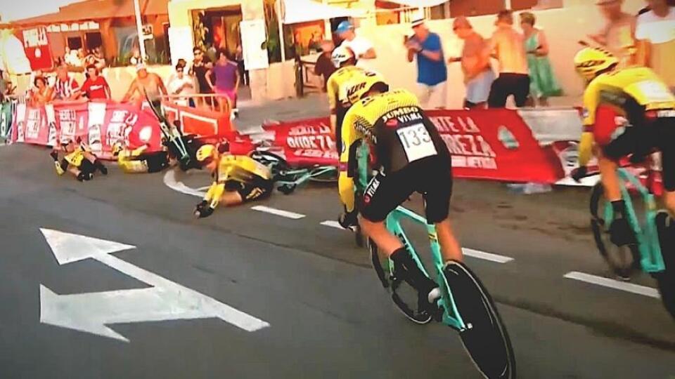 Cyklisti Jumbo Visma padali ako hrušky.