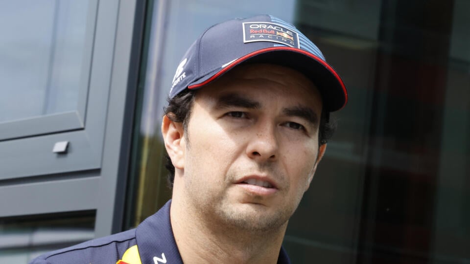 EBE 16 Spa - Na snímke mexický pilot formuly 1 Sergio Perez z tímu Red Bull prichádza do paddocku pred nedeľnou Veľkou cenou Belgicka F1 na okruhu Spa-Francorchamps vo štvrtok 25. júla 2024. FOTO TASR/AP

Red Bull driver Sergio Perez of Mexico arrives in the paddock ahead of the Formula One Grand Prix at the Spa-Francorchamps racetrack in Spa, Belgium, Thursday, July 25, 2024. The Belgian Formula One Grand Prix will take place on Sunday. (AP Photo/Geert Vanden Wijngaert)