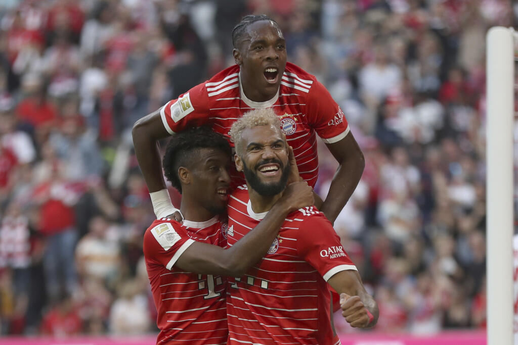 JB 23 Mníchov - Hráč Bayernu Eric Maxim Choupo-Moting (vpredu vpravo) oslavuje so spoluhráčmi po tom, ako strelil šiesty gól vo futbalovom zápase nemeckej Bundesligy Bayern Mníchov - FSV Mainz 05 v Mníchove 29. októbra 2022. FOTO TASR/AP
Bayern's Eric Maxim Choupo-Moting, front right, celebrates after scoring his side 6th goal during the Bundesliga soccer match between Bayern Munich and Mainz at the Allianz Arena in Munich, Germany, Saturday, Oct. 29, 2022. (AP Photo/Alexandra Beier)