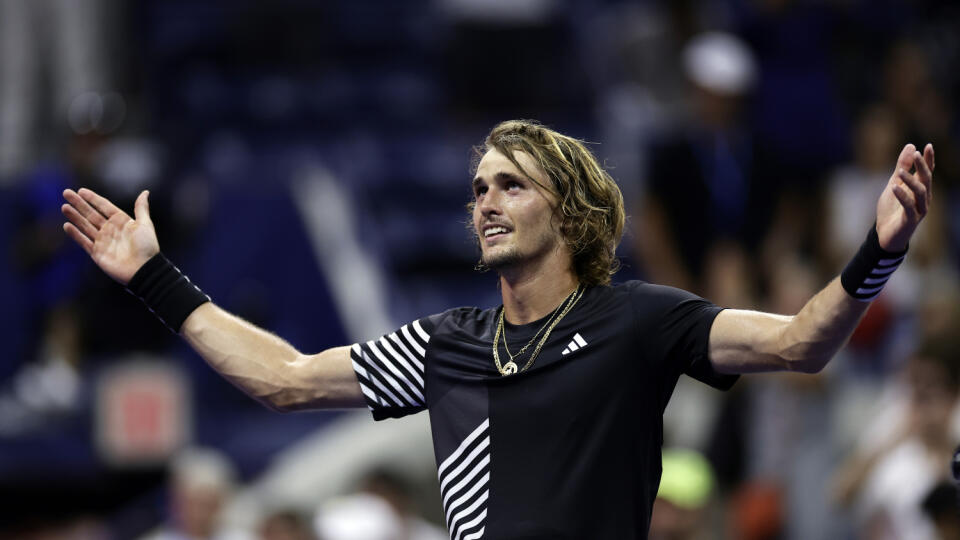 JB 14 New York - Nemecký tenista Alexander Zverev reaguje po jeho výhre nad Talianom Jannikom Sinnerom v osemfinále dvojhry grandslamového tenisového turnaja US Open v New Yorku 5. septembra 2023. FOTO TASR/AP
Alexander Zverev, of Germany, reacts after defeating Jannik Sinner, of Italy, during the fourth round of the U.S. Open tennis championships, Tuesday, Sept. 5, 2023, in New York. (AP Photo/Adam Hunger)