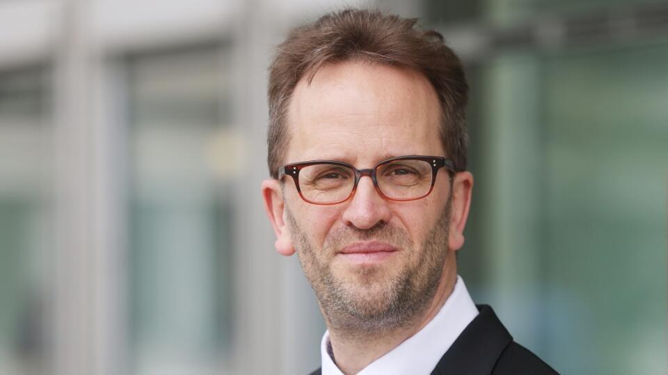 WA 3 archív Bonn - Na archívnej snímke zo 7. apríla 2022 šéf Spolkového úradu pre reguláciu sieťových odvetví (Bundesnetzagentur) Klaus Müller pózuje v Bonne. Dodávky plynu z Ruska do Nemecka cez plynovod Nord Stream 1 sa vo štvrtok 21. júla 2022 obnovili po 10-dňovej údržbe. Müller však varuje, že Nemecko je stále vydané na milosť Rusku. FOTO TASR/DPA
ARCHIV - 07.04.2022, Nordrhein-Westfalen, Bonn: Klaus Müller, Präsident der Bundesnetzagentur, steht vor dem Haus der Bundesnetzagentur. (zu d