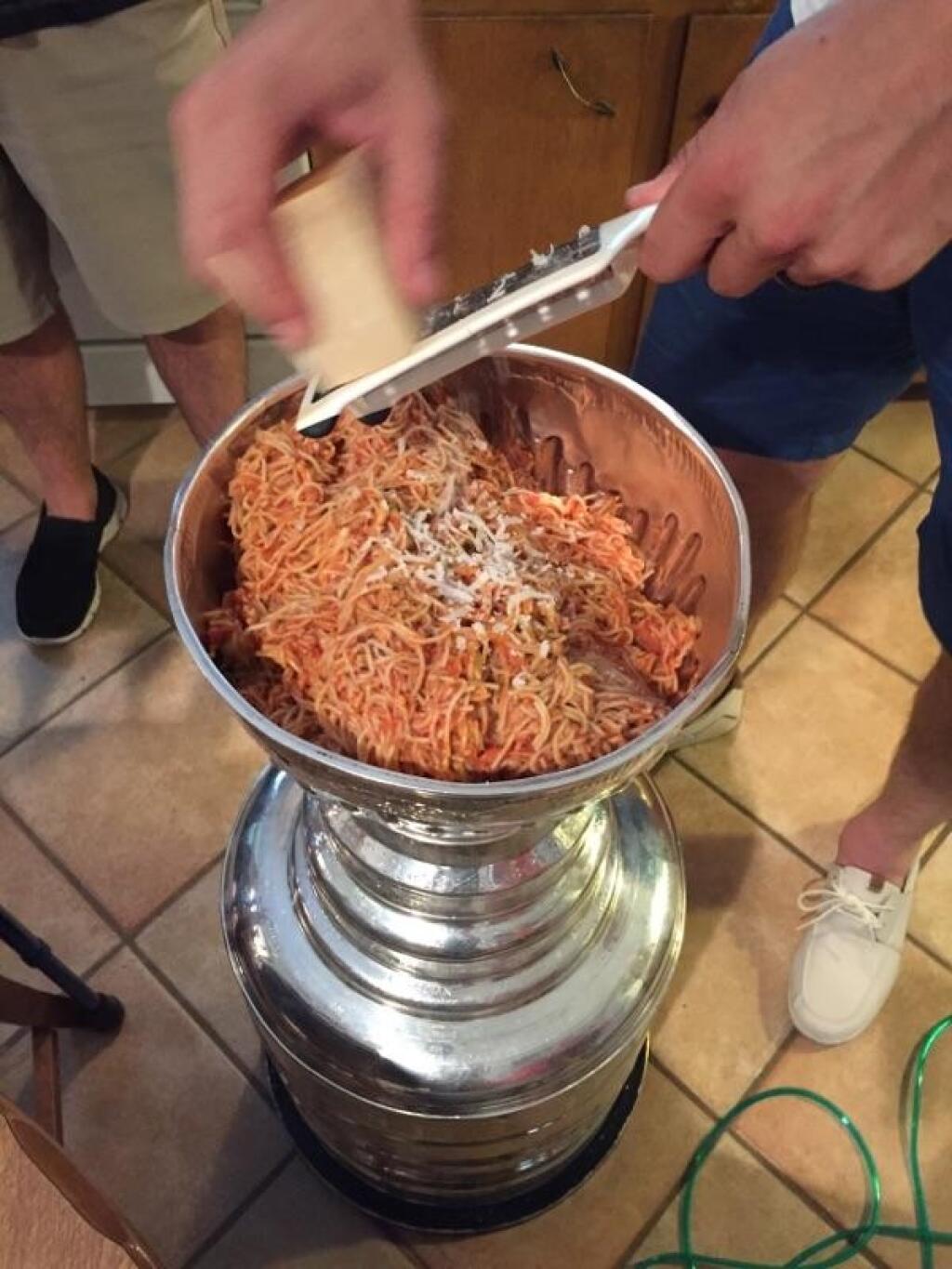 Nick Bonino potvrdil svoje talianske korene a pochutil si na špagetách