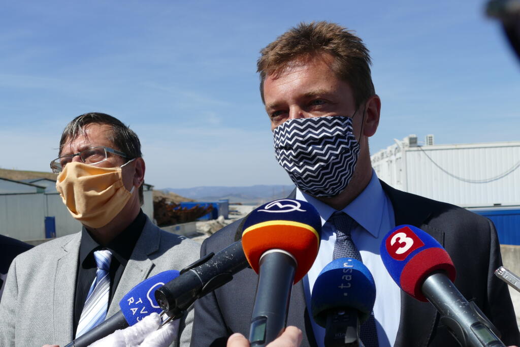 Minister dopravy a výstavby Andrej Doležal a riaditeľ Národnej diaľničnej spoločnosti Juraj Tlapa počas kontrolného dňa diaľničných úsekov pred tunelom Višňové.