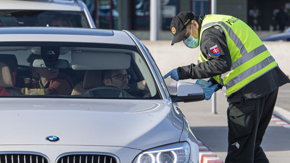 Na snímke policajné kontroly so zvýšenými opatreniami v súvislosti s koronavírusom na hraniciach s Rakúskom - Jarovce - Kitsee. Bratislava, 14. marca 2020. FOTO TASR - Michal Svítok