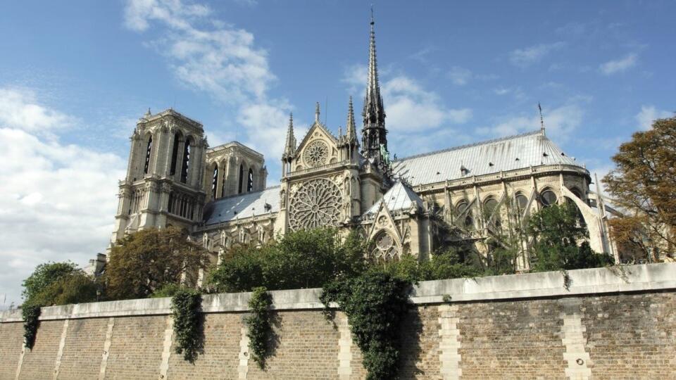 Ein Tourist aus den USA wurde von einem Fremden in der Nähe der Seine und der Kathedrale Notre-Dame vergewaltigt.