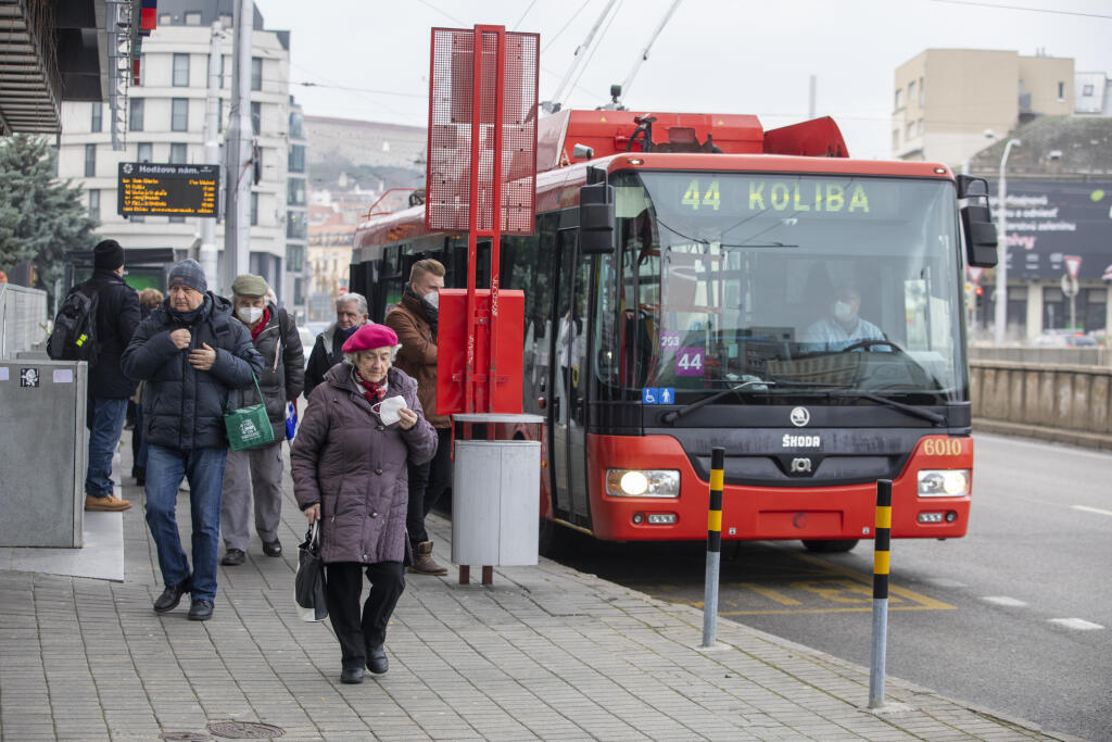 Na snímke skupina ľudí počas zákazu zhromažďovania v uliciach Bratislavy.