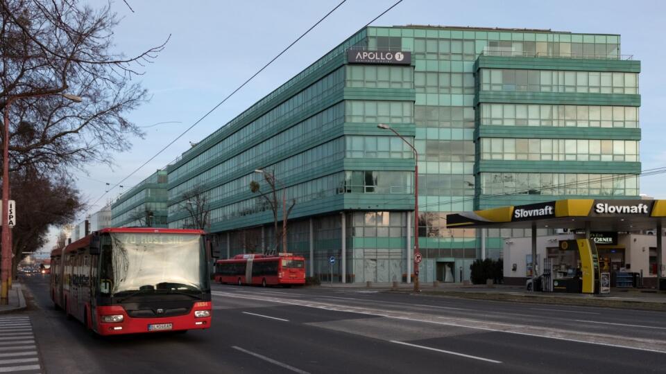 Ilustračný záber bratislavského Apollo Busines Centra 1, ktoré je od roku 2015 vysťahované z dôvodu nebezpečného narušenia statiky a čaká na zbúranie.