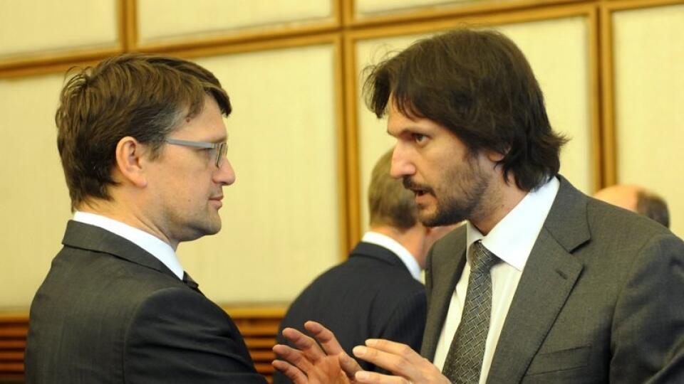 Minister vnútra Robert Kaliňák (vpravo) v rozhovore s ministrom kultúry Marekom Maďaričom.