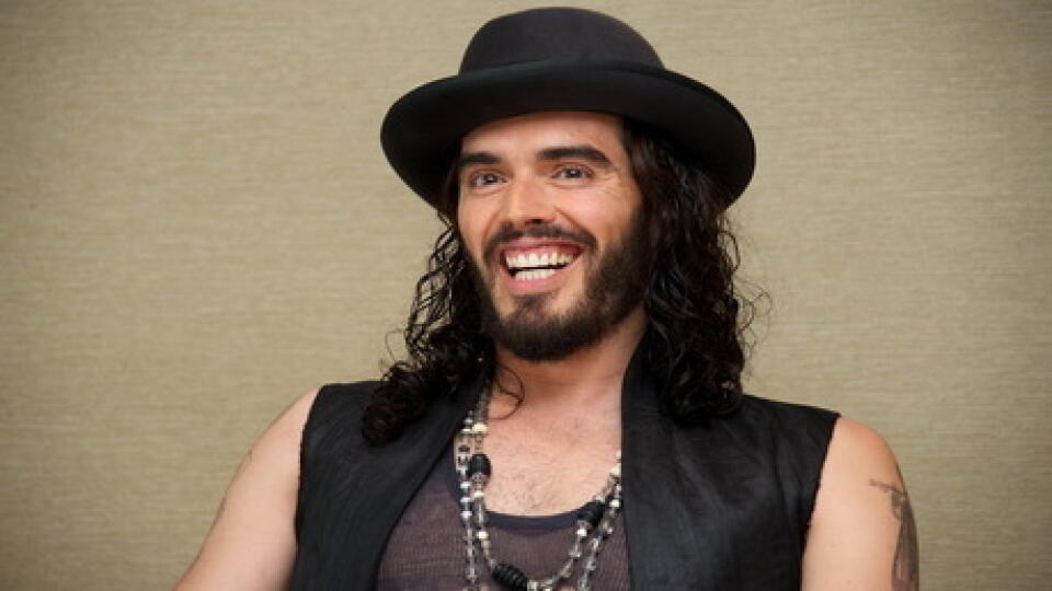 Britský komik Russell Brand je jedným z najväčších krásavcov šoubiznisu