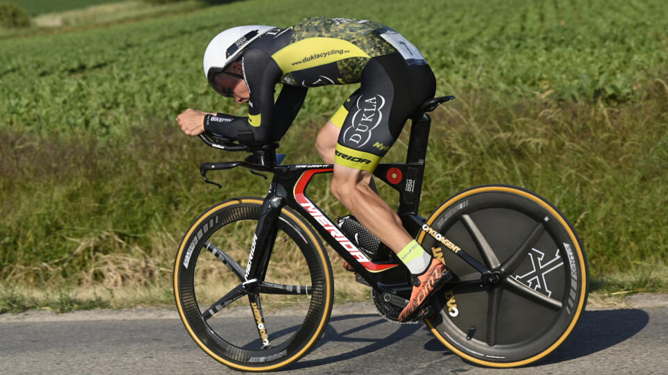 Na archívnej snímke strieborný Lukáš Kubiš na trati v časovke jednotlivcov, kategórie muži elite na 40 km počas spoločných MSR a MČR v cestnej cyklistike, 17. júna 2021 v obci Podlužany, okres Bánovce nad Bebravou. FOTO TASR - Radovan Stoklasa
