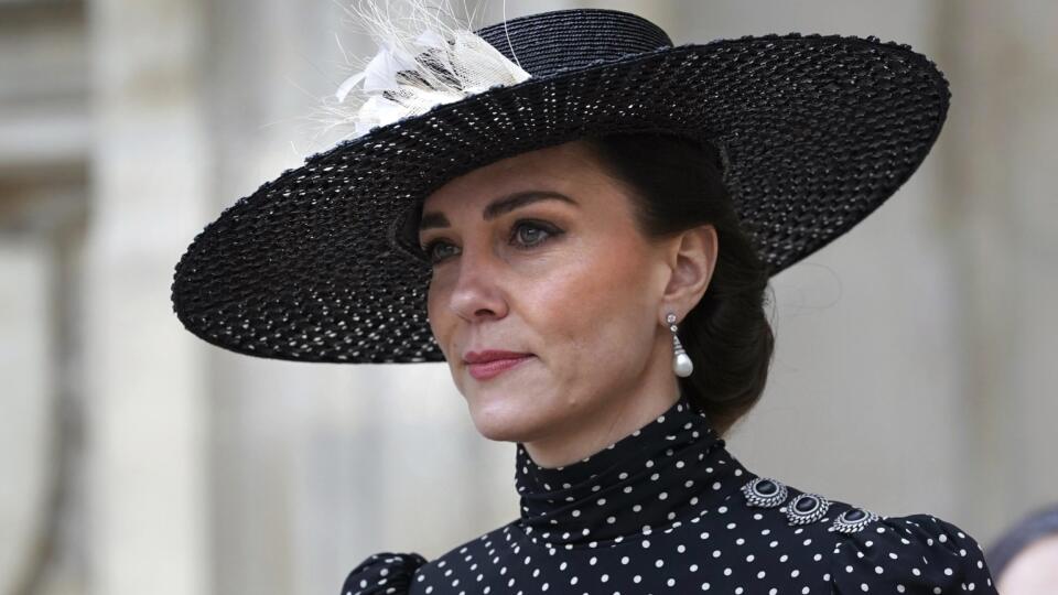 Kate, vojvodkyňa z Cambridgeu odchádza po ďakovnej bohoslužbe za zosnulého manžela britskej kráľovnej Alžbety II. - princa Philipa, vojvodu z Edinburghu - , ktorá sa konala vo Westminsterskom opátstve v Londýne 29. marca 2022.