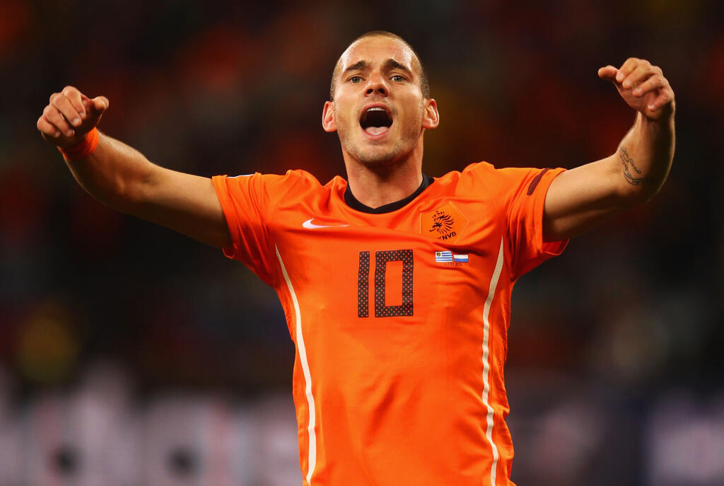 Wesley Sneijder (Holandsko, 5 gólov na MS 2010) - Kariéru ukončil v Katare v roku 2019, odvtedy sa jeho postava poriadne zaguľatila. Sneijder pôsobí v amatérskom futbalovom klube DHSC Utrecht ako tréner, kde si ho skutočne vážia, pomenovali po ňom štadión.