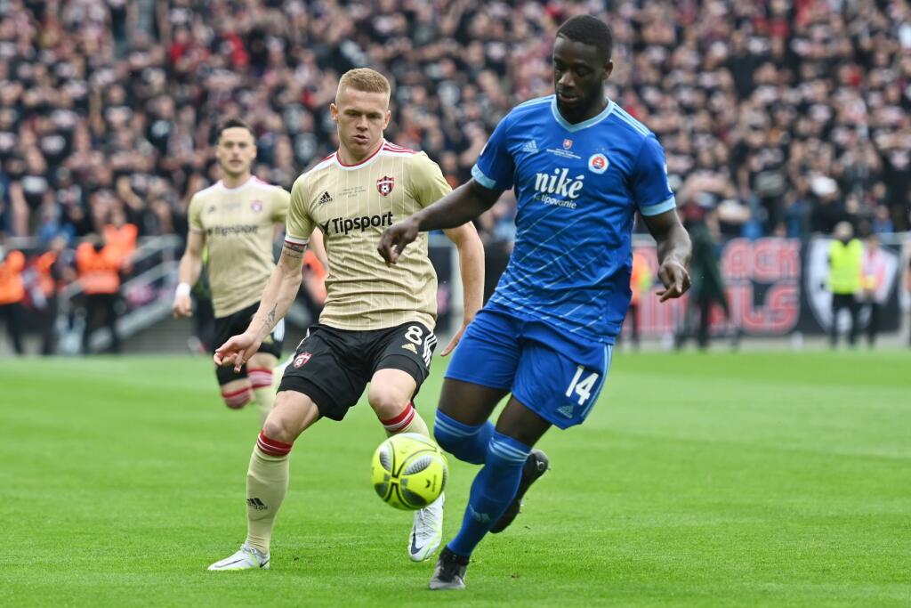 Na snímke vľavo hráč Trnavy Jakub Grič a hráč Slovana Myenty Abena počas finálového zápasu Slovenského pohára - Slovnaft Cupu medzi ŠK Slovan Bratislava a FC Spartak Trnava.
