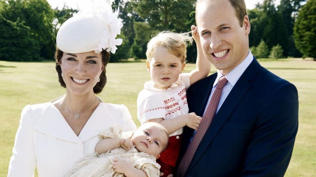 Kate s Williamom so svojimi ratolesťami - Georgeom a Charlotte.