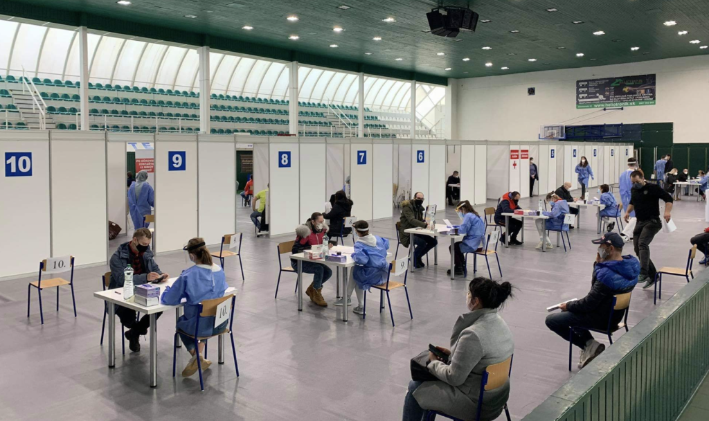 Na Slovensku je zaočkovaných aspoň prvou dávkou už vyše 1,7 milióna ľudí.