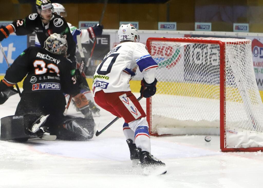Na snímke Marek Hecl (Zvolen) strieľa gól do košickej brány počas 5. kola hokejovej Tipos extraligy HKM Zvolen - HC Košice 30. septembra 2022 vo Zvolene. FOTO TASR - Ján Krošlák