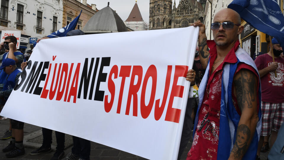 Na snímke odborári počas protestného pochodu za práva všetkých zamestnancov, ktorý zorganizovala Konfederácia odborových zväzov (KOZ) SR v Košiciach vo štvrtok 17. septembra 2020. Namierený bol proti navrhovaným legislatívnym zámerom vlády SR, za ktorými odbory vidia snahu o znižovanie mzdových a sociálnych štandardov pracujúcich. FOTO TASR - Milan Kapusta