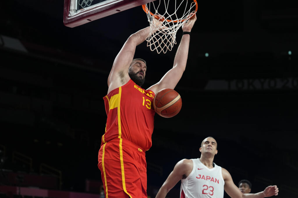 Španielsky hráč Marc Gasol (vľavo) smečuje na kôš cez Japonca Gavina Earla Edwardsa v zápase C-skupiny Japonsko - Španielsko v basketbale mužov na OH 2020.