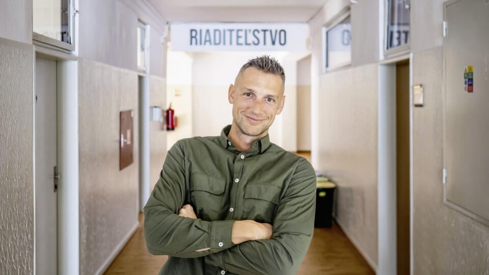 Pozor, ide riaditeľ! DOMINIK KRIŽANOVIČ je akoby kamuflážou riaditeľa prestrojeného za študenta.