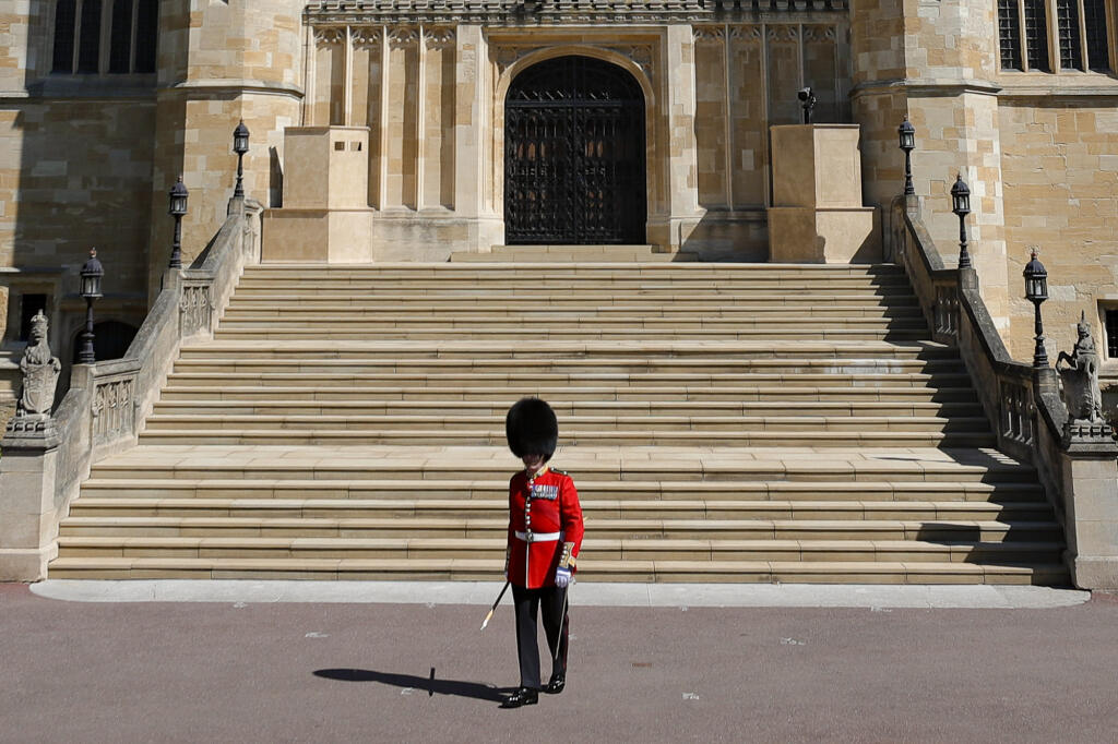 JB 49 Windsor - Člen kráľovskej stráže stojí pred Kaplnkou svätého Juraja v areáli Windsorského zámku vo Windsore 17. apríla 2021 pred pohrebom britského princa Philipa, manžela britskej kráľovnej Alžbety II., ktorý zomrel minulý piatok vo veku 99 rokov. Pohreb sa uskutoční v sobotu popoludní v areáli Windsorského zámku, informovala v pondelok stanica BBC. Pohrebné obrady sa budú konať v tamojšej kaplnke svätého Juraja o 15.00 h miestneho času (16.00 h SELČ). Celý obrad sa uskutoční výlučne v ar