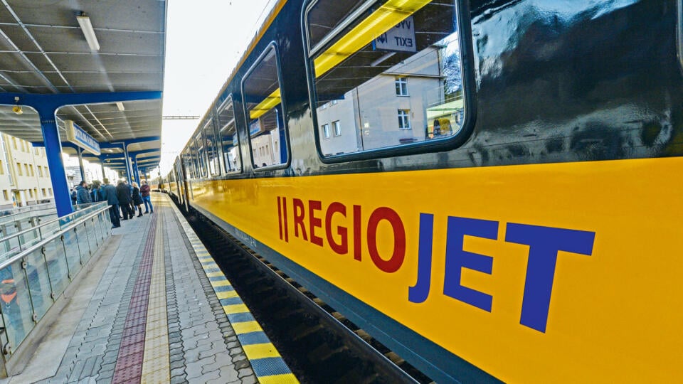 Na snímke železničný vozeň českej dopravnej spoločnosti RegioJet stojí na nástupišti na Bratislava hl. stanica v piatok 10. marca 2017. FOTO TASR - Michal Svítok