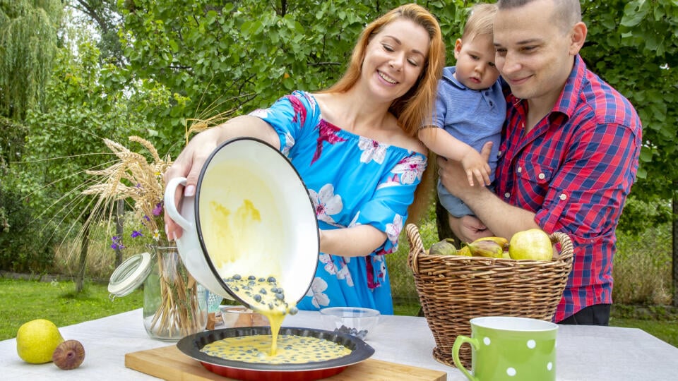 Petra Tóthová, porotkyňa televíznej šou (RTVS) Pečie cele Slovensko pripravila spolu so svojou rodinou niekoľko dezertov pre čitateľov mesačníka Dobré jedlo.