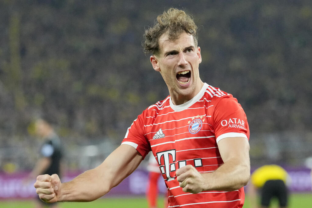 EBE 21 Dortmund - Na snímke stredopoliar Bayernu Leon Goretzka oslavuje gól v zápase 9. kola nemeckej Bundesligy vo futbale Borussia Dortmund – Bayern Mníchov (2:2) v Dortmunde 8. októbra 2022. FOTO TASR/AP
Bayern's Leon Goretzka celebrates after teammate Leroy Sane scored their side's second goal during the German Bundesliga soccer match between Borussia Dortmund and Bayern Munich in Dortmund, Germany, Saturday, Oct. 8, 2022. (AP Photo/Martin Meissner)