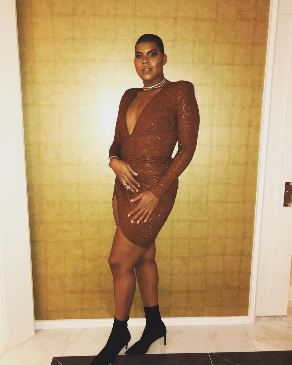 EJ Johnson sa oblieka ako žena a podporuje ho v tom celá rodina.