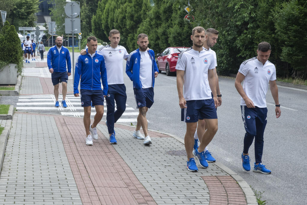 Hráči ŠK Slovan Bratislava počas odchodu na sústredenie v Rakúsku.