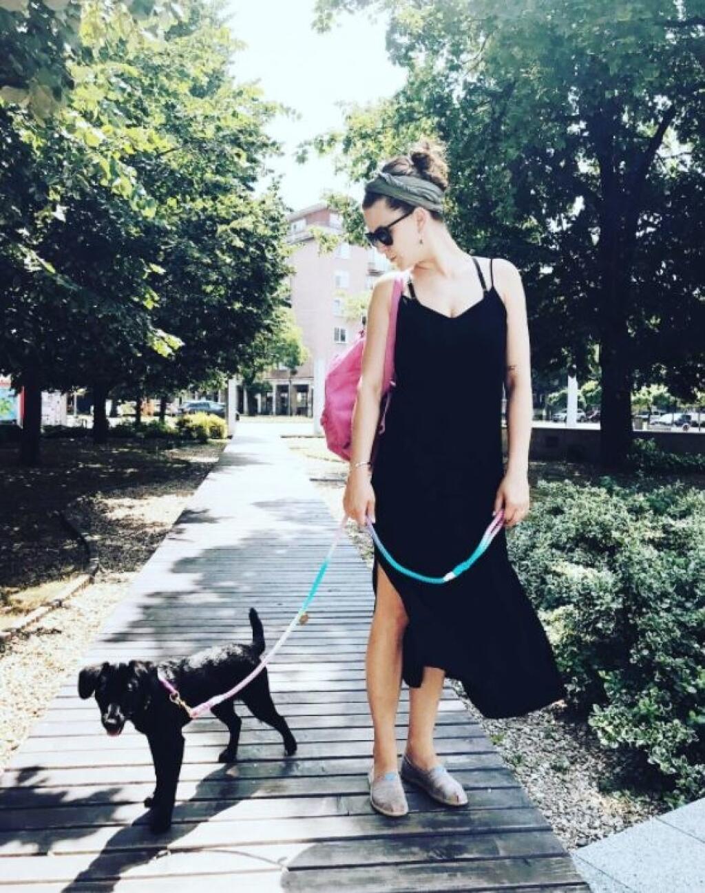 Kristína na prechádzke so psom.