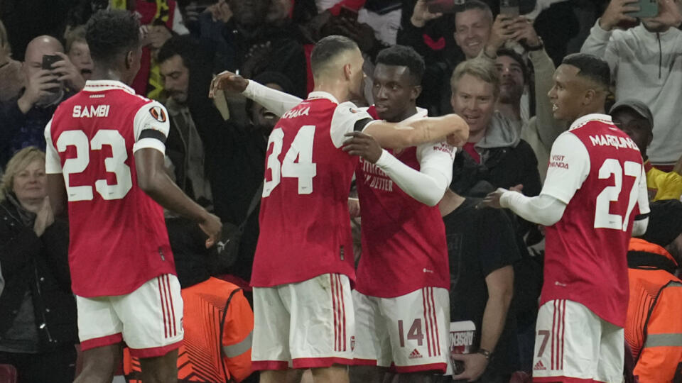 Arsenal po dlhšom čase zakopol, napriek tomu ostáva na čele Premier League.